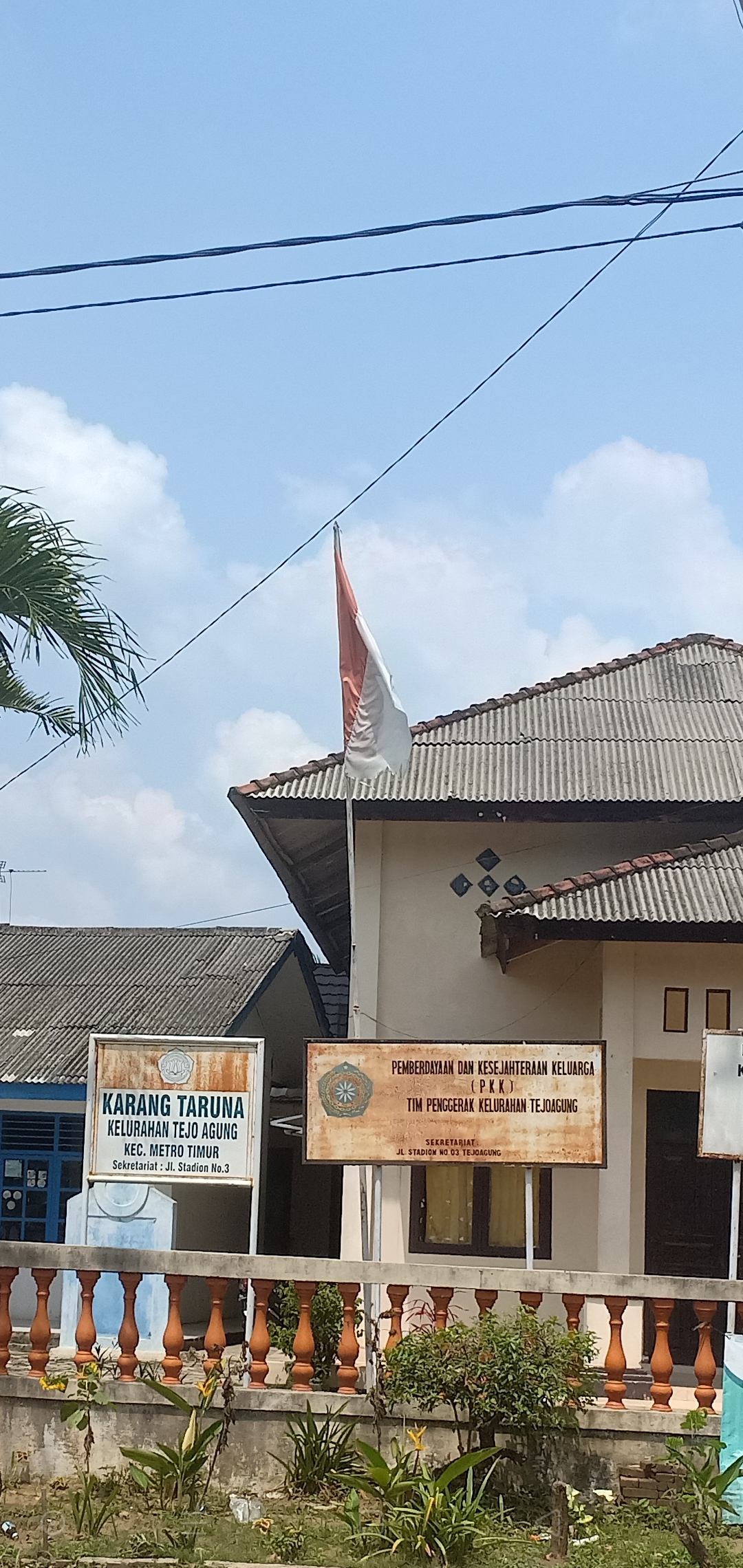 Bendera Merah Putih robek dan kusam di kantor kelurahan Tejo Agung