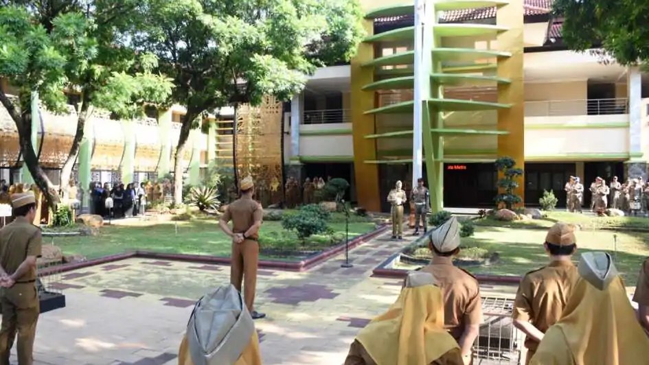 sekda-metro-apresiasi-pegawai-141024.jpg