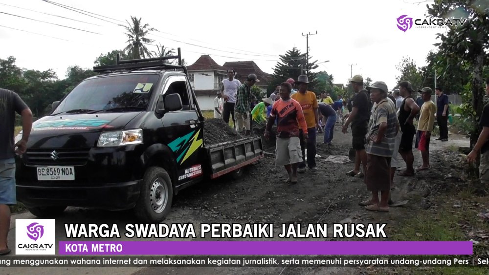 warga-swadaya-perbaiki-jalan-210425.jpg