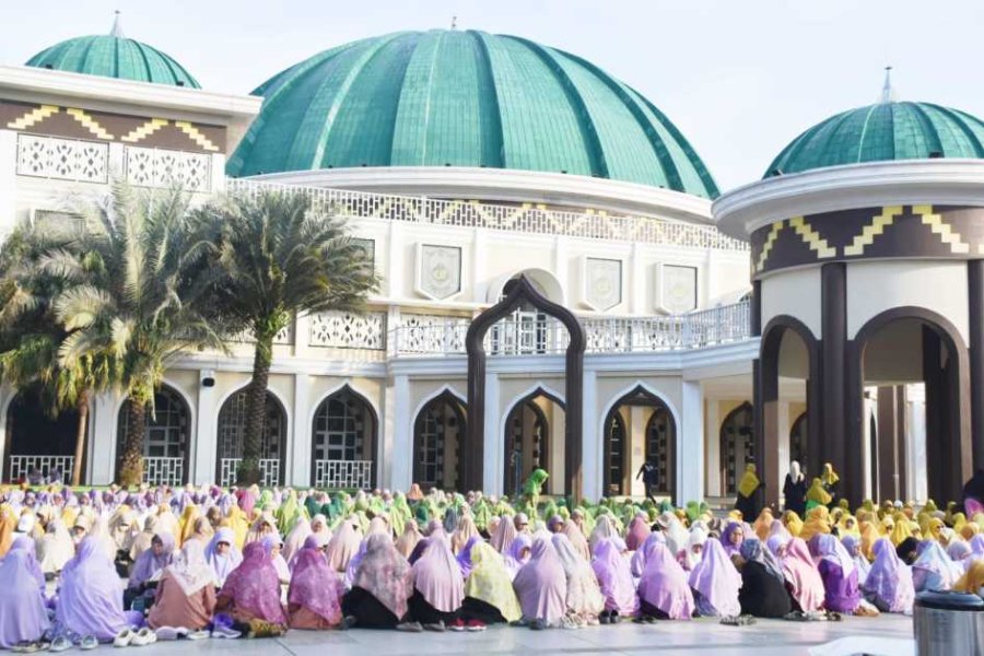 warga-padati-masjid-160626.jpg