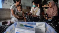 pemeriksaan-kesehatan-warga-terdampak-kebakaran-tpa-jatiwaringin-1obyk-dom.webp