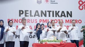 PMI Metro Salurkan 70 Paket Bantuan Sembako untuk Wartawan Dan Penyandang Disabilitas